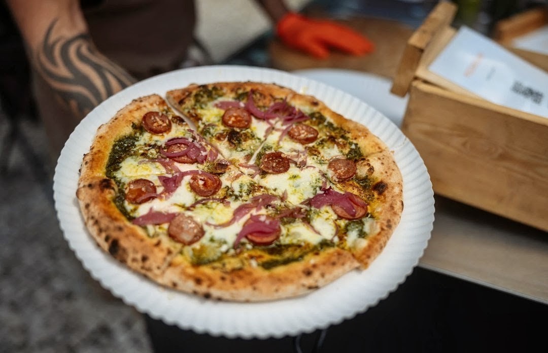 Čerstvě upečená pizza PIZZAKOLEM